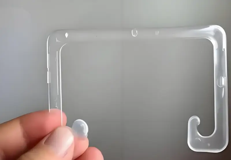 Mano sujetando un producto de plástico de burbujas