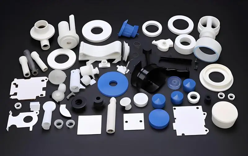 黒い表面に様々なプラスチック射出成形部品
