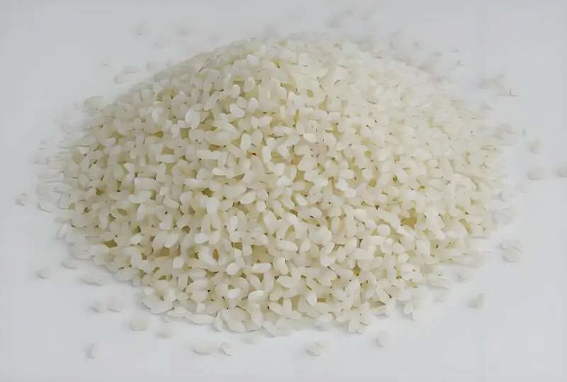 Spritzguss-Rohstoffe auf einem einfarbigen Hintergrund
