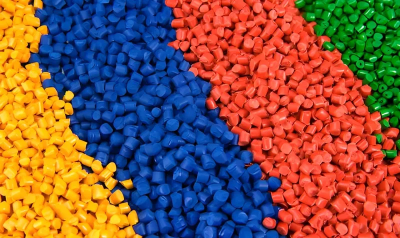 Een close-up van gekleurde plastic bolletjes, waaronder geel, blauw, rood en groen