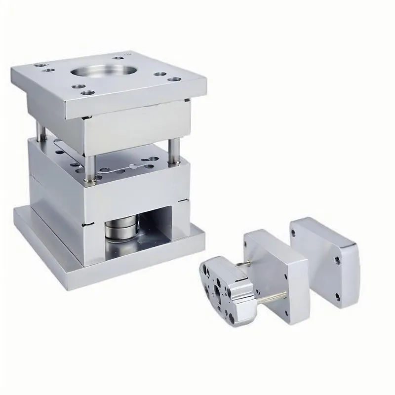 Um molde de fundição sob pressão de metal com uma forma retangular e componentes cilíndricos.