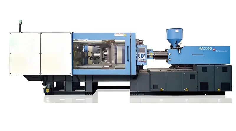 Afbeelding van een grote geautomatiseerde spuitgietmachine met een blauw-witte buitenkant.