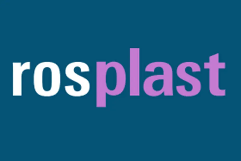 Mavi zemin üzerinde "ros" beyaz ve "plast" mor renkte olmak üzere "rosplast" yazılı logo.