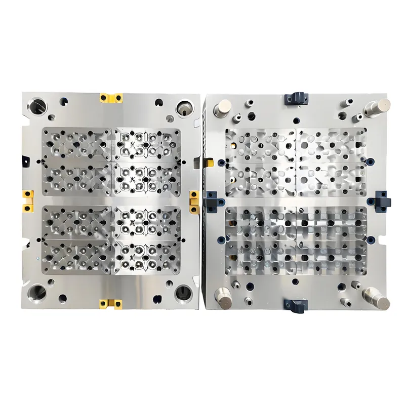 Offene Präzisionsspritzgussform mit Metallkomponenten und Hohlräumen.