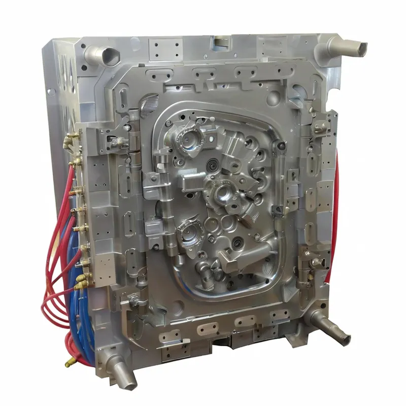 Komplexe Metallform mit komplizierten Mustern und angebrachten Kabeln für das Spritzgießen.