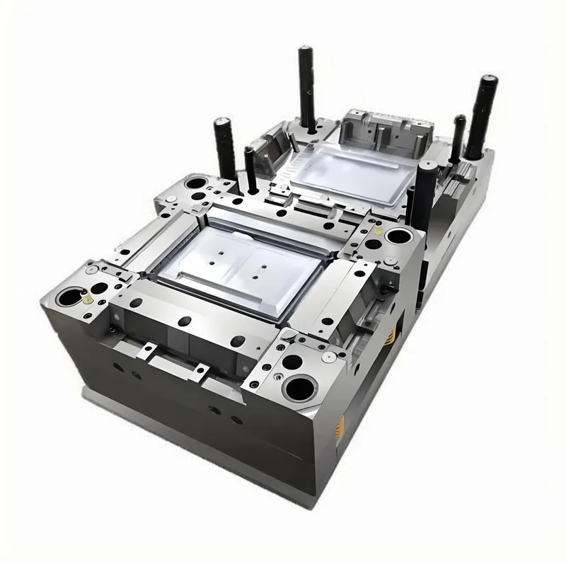 Eine komplexe Metallform, die bei der Kunststoffherstellung verwendet wird und mehrere Hohlräume und detaillierte Maschinenteile aufweist.