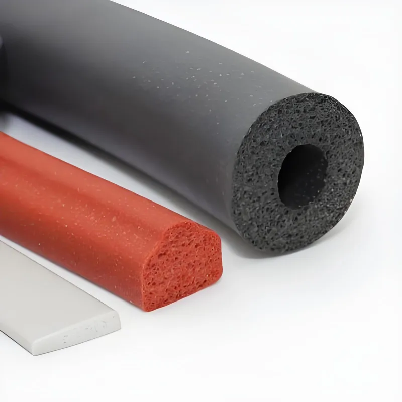 Diferentes formas e cores de perfis de borracha de silicone sobre um fundo branco.