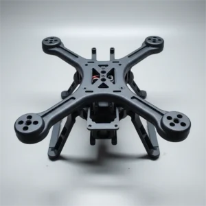 Czarna rama drona ukazująca jego solidną konstrukcję na neutralnym tle.