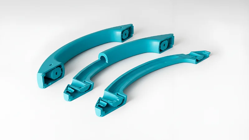 白い表面に並べられた3つの青い工業用プラスチック製ブラケットが、その曲線構造と複雑なデザインを見せる。