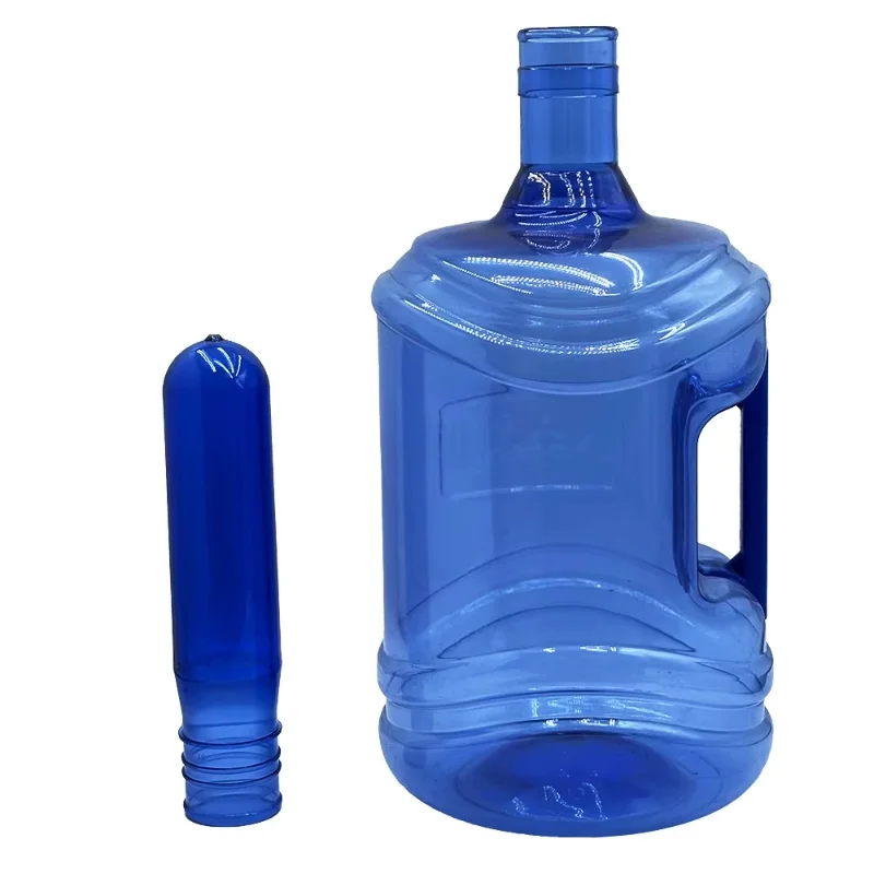 Yanında preformu yerleştirilmiş, sapı olan büyük mavi plastik şişe, konteyner üretimi için kullanılır.