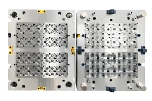 Открытая прецизионная литьевая форма с металлическими компонентами и полостями.